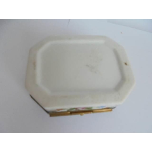 112 - A porcelain trinket box.