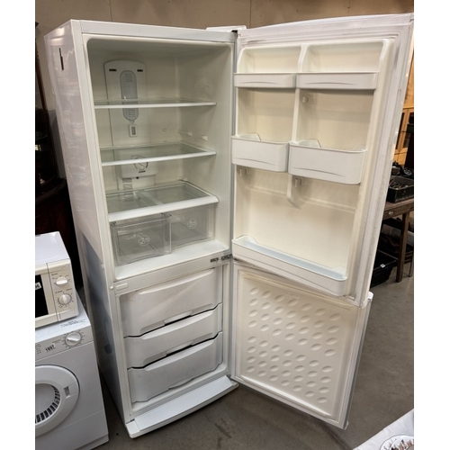 1898 - A Daewoo fridge freezer