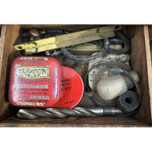 1935 - A small chest of 3 drawers with contents