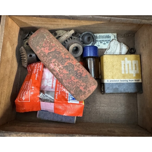 1935 - A small chest of 3 drawers with contents