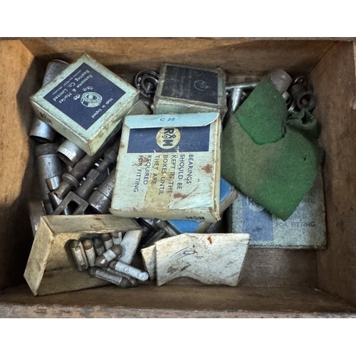 1935 - A small chest of 3 drawers with contents