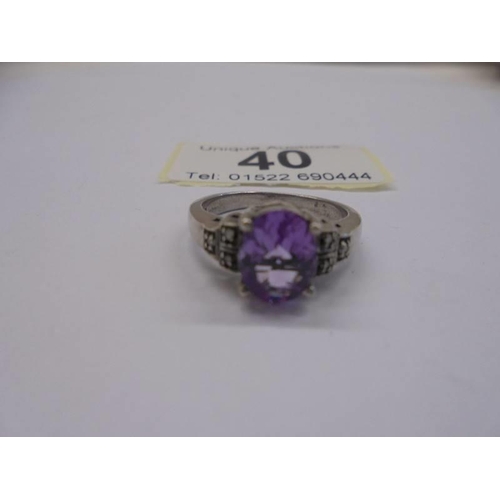 40 - A silver ring set amethyst, 925, size O.