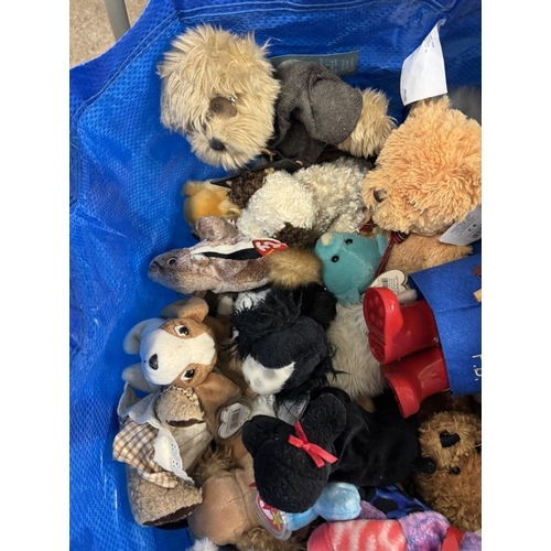 1858 - A good collection of Teddy Bears including vintage