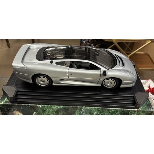 1902 - A boxed Maisto 1/12 Jaguar XJ220 (1992) mint in original box