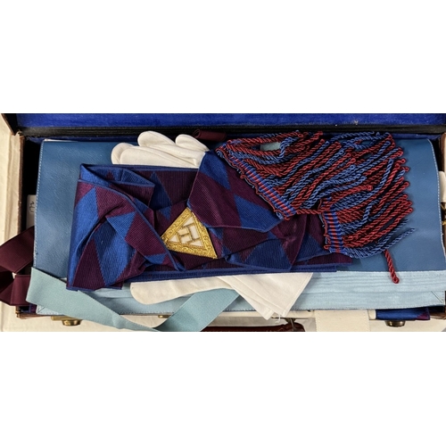 1907 - A Masonic case & contents