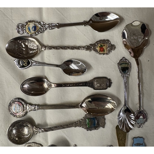 1909 - A collection of tourist collectors spoons & a quantity of thimbles