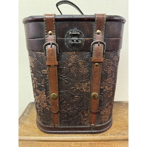 1914 - A retro leather bound bottle case