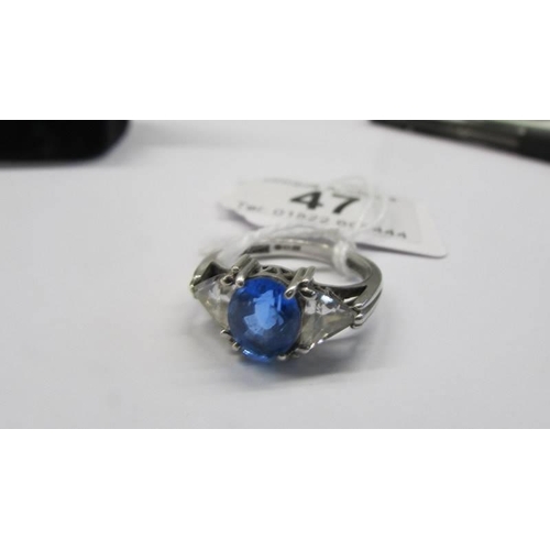 47 - A silver ring set blue stone, size T, 5.3 grams.