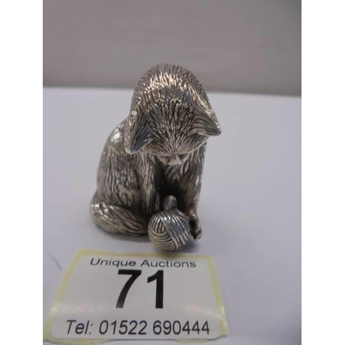 71 - A hall marked silver filled cat with ball of wool, 5.5 cm high.