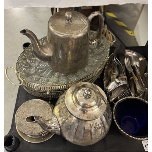 1910D - A quantity of silver plate & glass serving trays including a cake stand etc