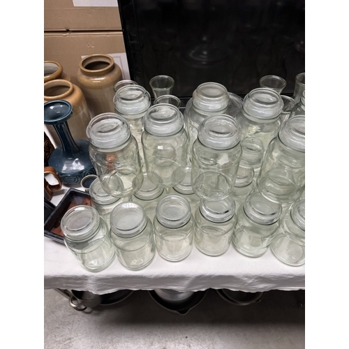 1910Y - A quantity of glass storage jars & carafes