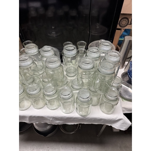 1910Y - A quantity of glass storage jars & carafes