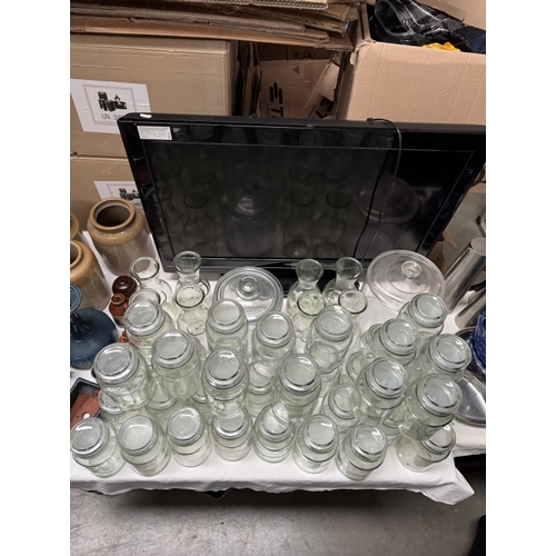 1910Y - A quantity of glass storage jars & carafes