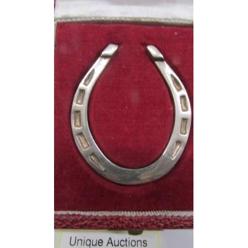 95 - A cased sterling silver horse shoe (Sam Lyon)