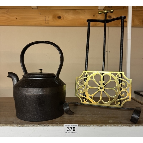 370 - A Victorian cast iron range kettle & a brass & iron trivet