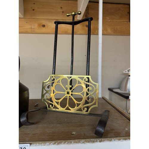 370 - A Victorian cast iron range kettle & a brass & iron trivet