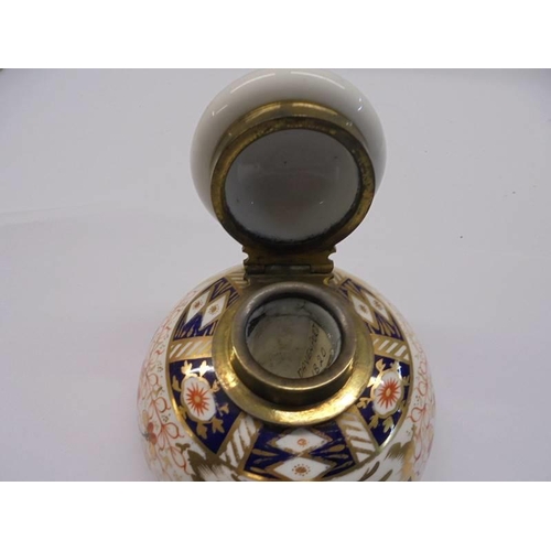 164 - A circa 1820 Davenport Imari style inkwell.