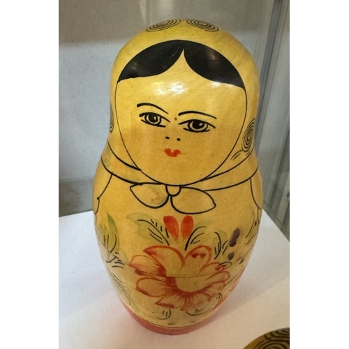 384 - A set of 6 Russian dolls