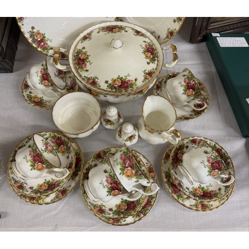 432 - Approximately 25 pieces of Royal Albert Old Country roses Dinnerware