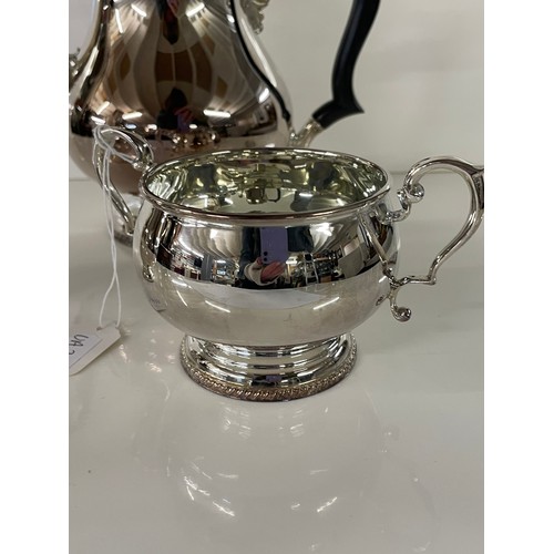 233 - A silver Tea set (bowl & Jug 9.5oz / 420g aprox) (Teapot 840g / 1lb 8.5oz aprox)