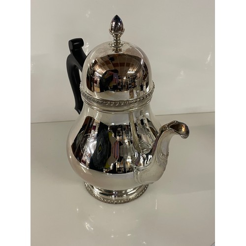 233 - A silver Tea set (bowl & Jug 9.5oz / 420g aprox) (Teapot 840g / 1lb 8.5oz aprox)