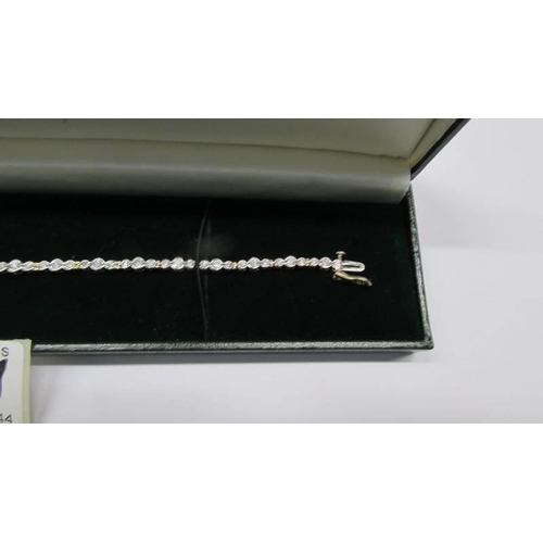 100W - A 2ct natural diamond tennis bracelet, brilliant cut diamonds, 9ct gold mount, 19.5 cm long, total w... 