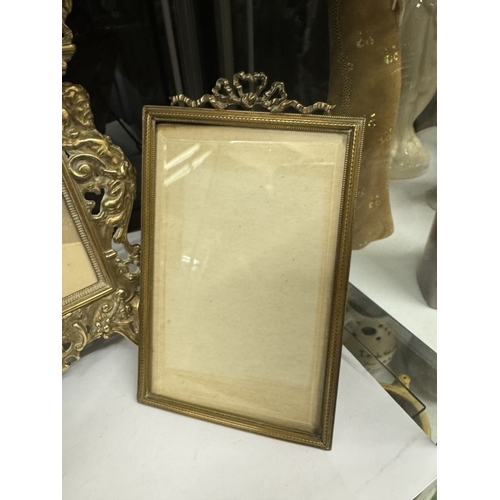 542 - 3 decorative ornate picture frames