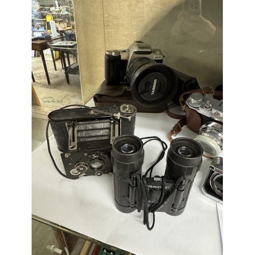 567 - A selection of vintage camera's & opera glasses