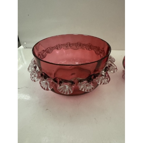 581 - 3 items of cranberry glass, 1 A/F