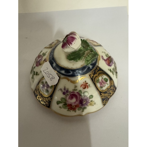 705 - An 18th century Worcester chocolate cup & cover