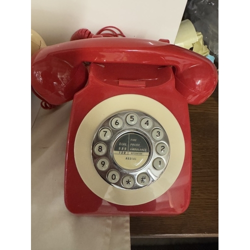 755 - 3 vintage telephones