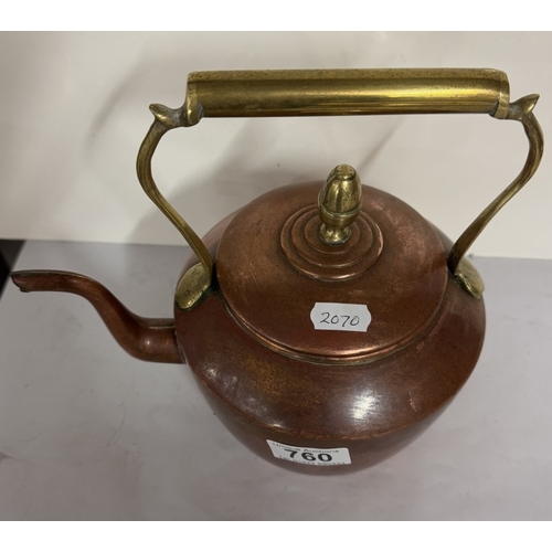 760 - A copper kettle with brass handle with acorn knob