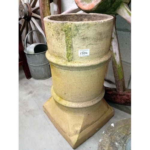 1504 - A large ornamental chimney pot