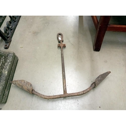 1509 - A small metal anchor & shoe last