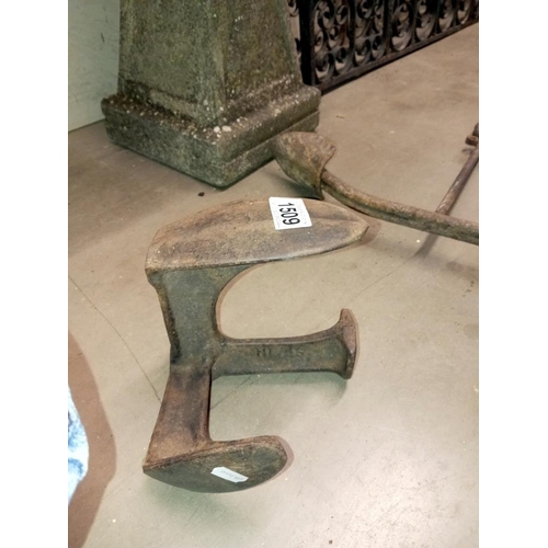 1509 - A small metal anchor & shoe last