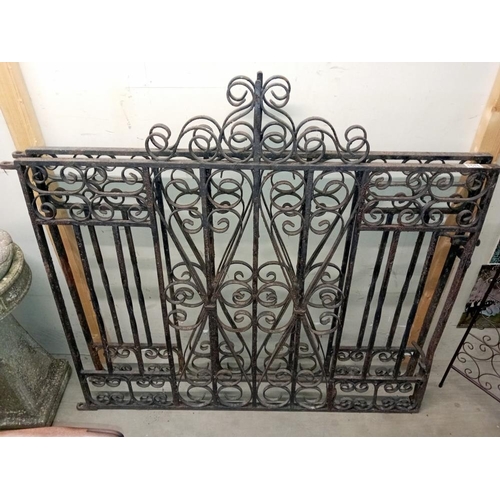 1511 - 2 large metal gates