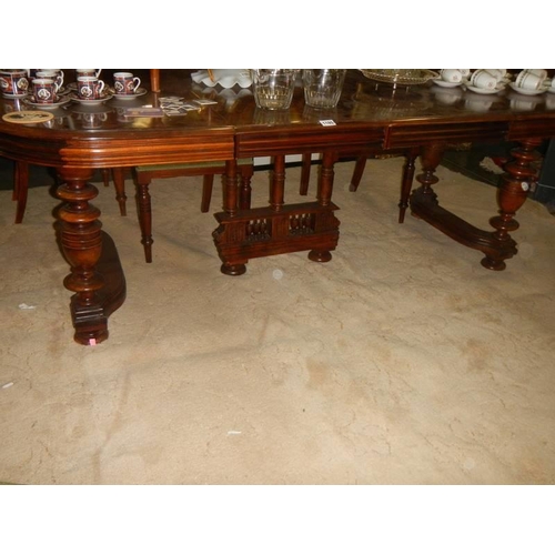 1180 - A good quality mahogany extending dining table.