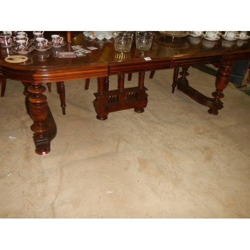 1180 - A good quality mahogany extending dining table.