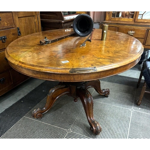 789 - A Victorian mahogany tip up table with walnut veneered top