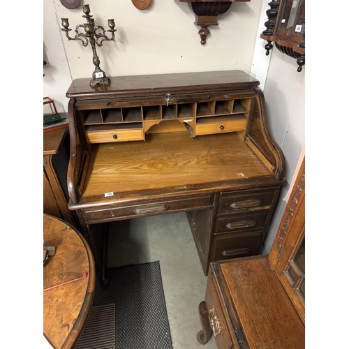 790 - An Edwardian oak single pedestal roll top desk