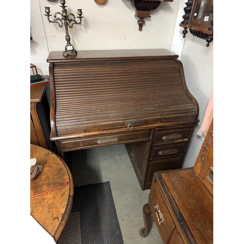 790 - An Edwardian oak single pedestal roll top desk