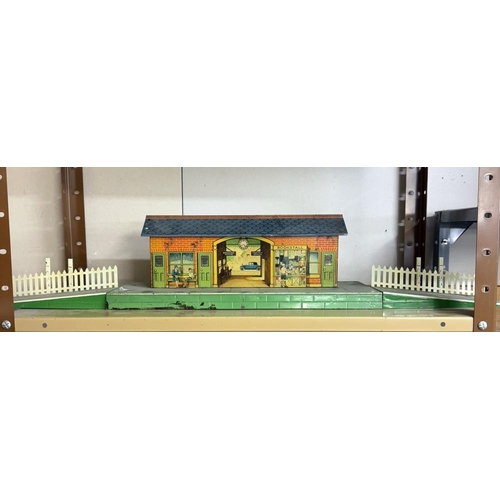 805 - A Hornby O gauge station