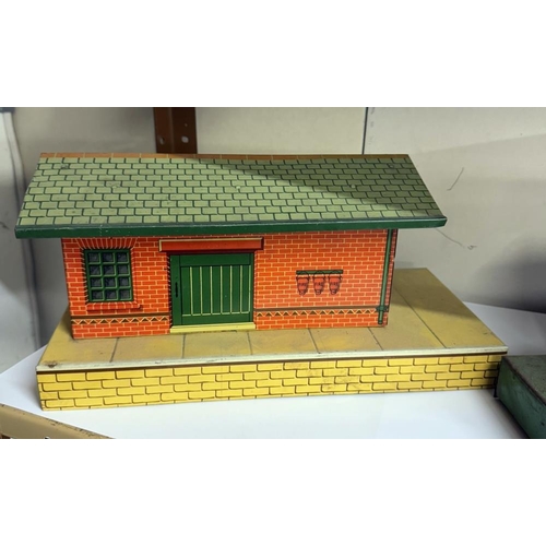 808 - 2 Hornby O gauge platform goods buildings