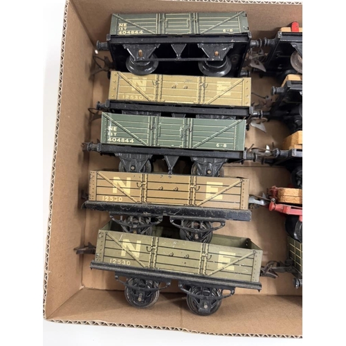 809 - A quantity of Hornby O gauge rolling stock including wagons & flat wagons with planks etc.