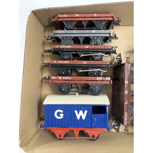 811 - A quantity of Hornby O gauge flat wagons etc.