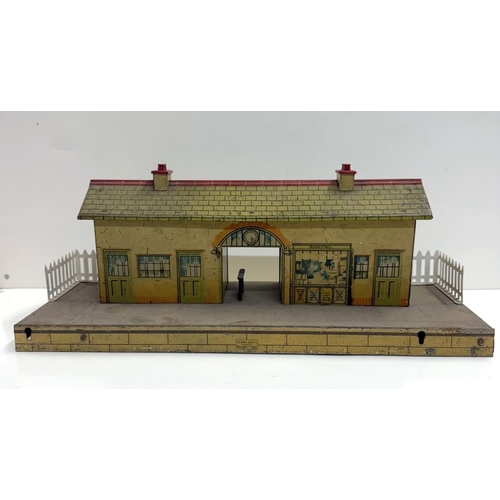 818 - 2 Hornby O gauge stations