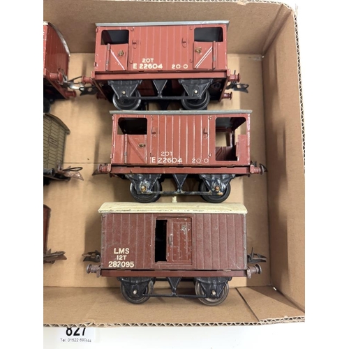 827 - 6 Hornby O gauge wagons including brake vans