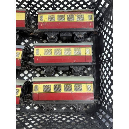 840 - 8 Hornby O gauge tin litho coaches