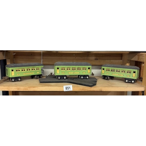 851 - 3 Lionel Lines O gauge pullman coaches & A 3 Rail crossing