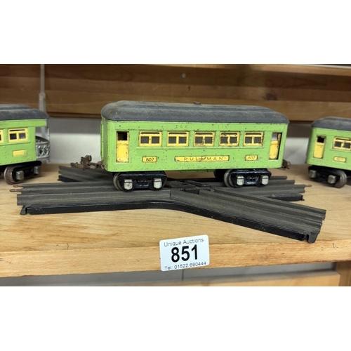 851 - 3 Lionel Lines O gauge pullman coaches & A 3 Rail crossing